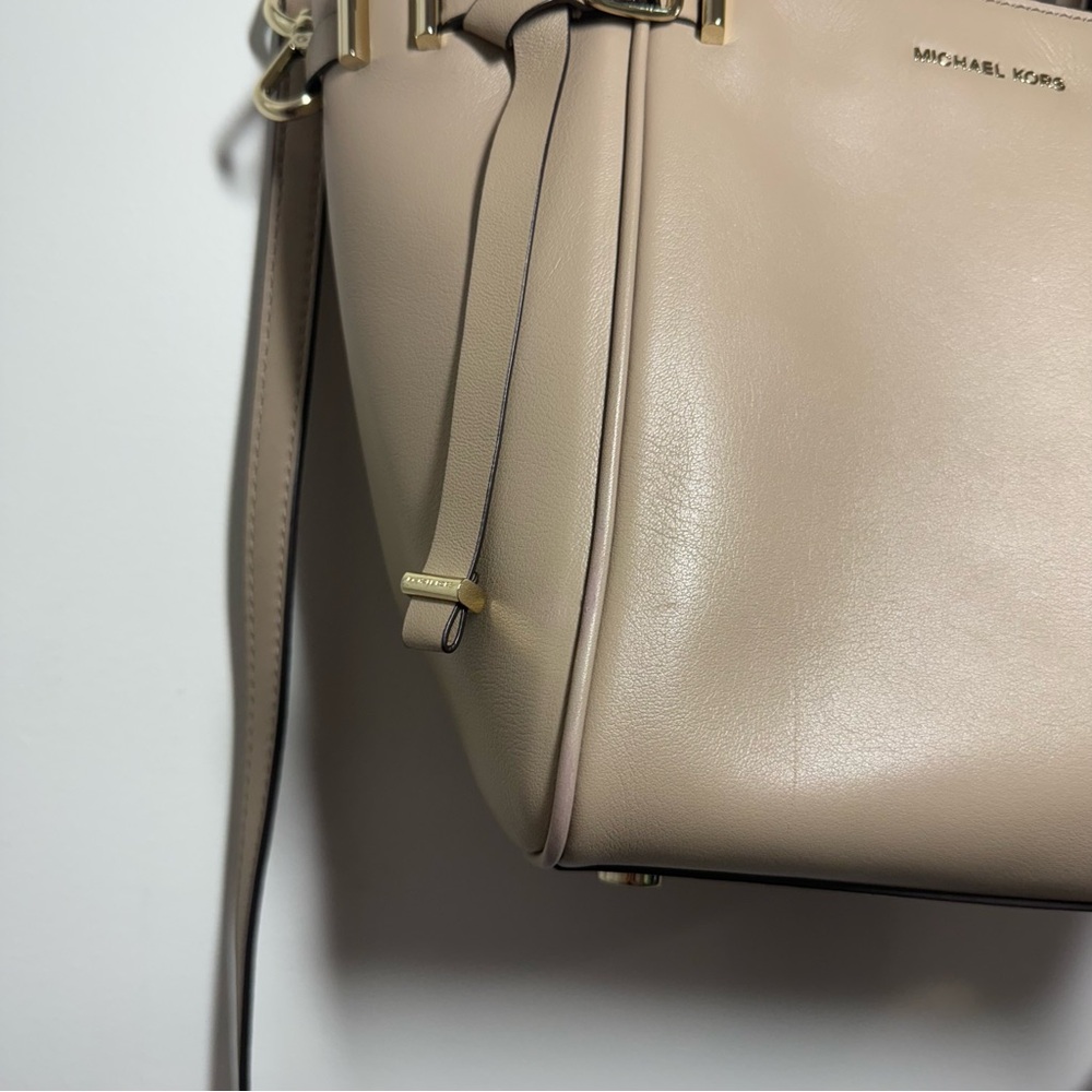 Michael Kors Beige Amelia Leather Tote Bag with Crossbody - Picture 3 of 16